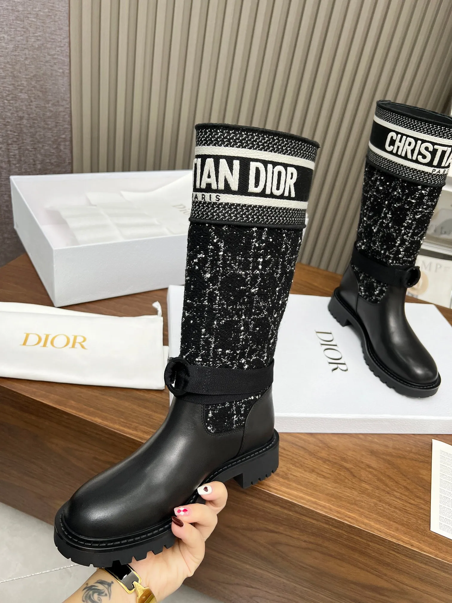 👟👟Ex-factory price 600👟👟 2024ss highest version Dior Dior autumn and winter boots retro work boots one-step, imported calfskin upper stitched with the latest imported technology electric embroidered face Xuan type versatile slimming yyds. The shape is three-dimensional and plump, handsome and comfortable on the feet, the design style is very novel, the details are perfect, cool and trendy💯 trendy outsole Inner: Niuli Outsole: 1:1 molded outsole Heel height: 3.0cm Size: 35-41 (41 customized)